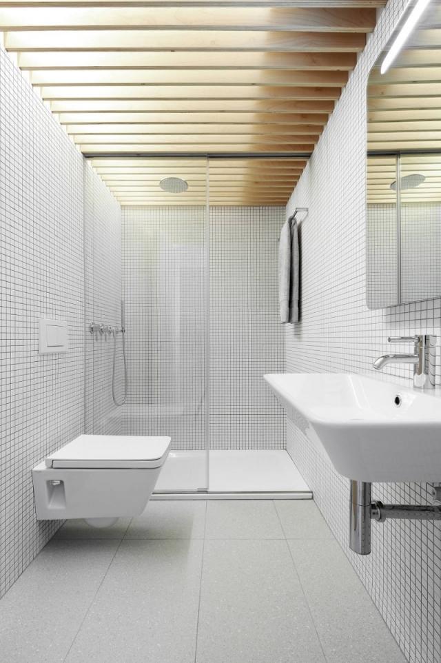 badrum design vit glas duschkabin i tak trä