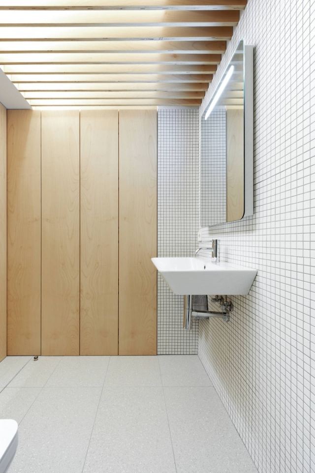 minimalistiska badrum trä vita mosaikplattor