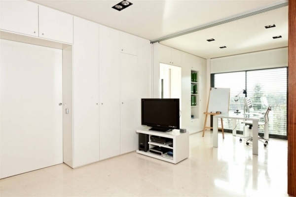 Vardagsrum TV hemmakontor inbyggt skåp vitt