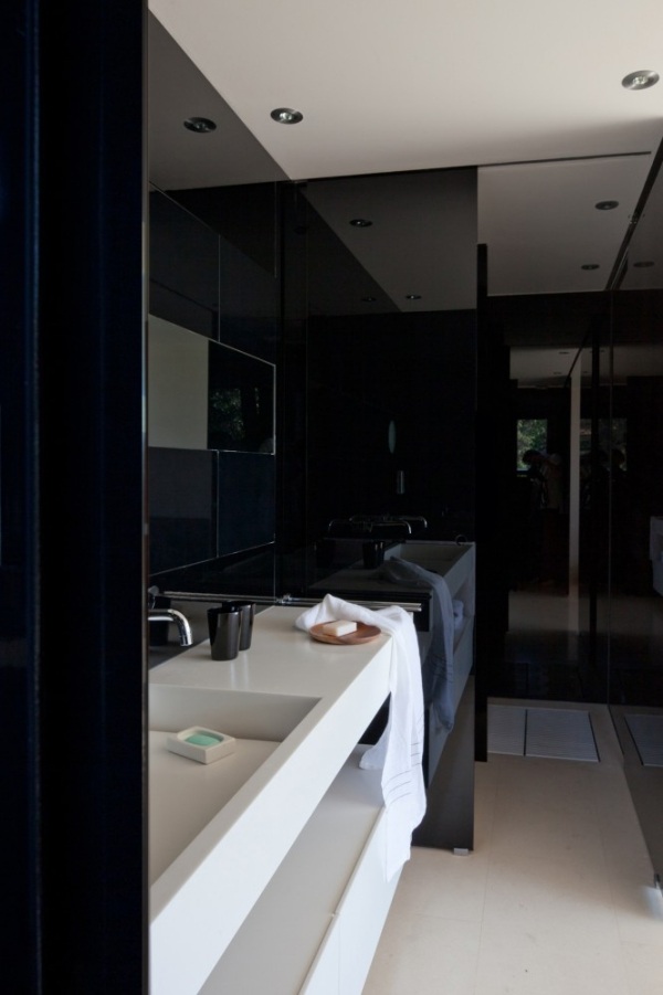 Elegant badrum svart och vitt modernt