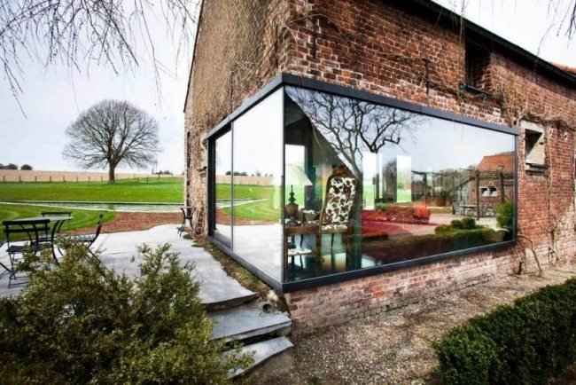 Renoverat lanthus belgiska glasfönster naturligt ljusflöde