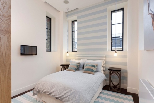 vitt sovrum ljusblå ränder vägg