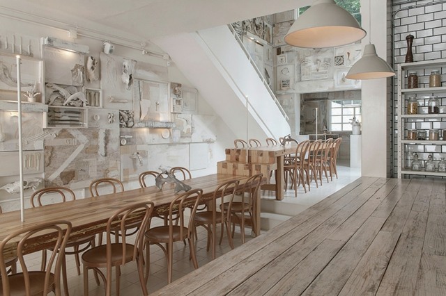 Bord som är gjorda av massivt trä och stolar-restaurang med originalinredning