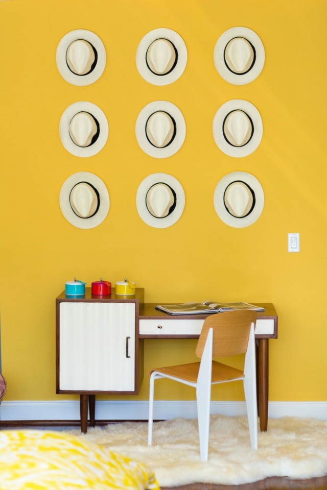 Vägg-färg-gul-i-sov-området-vägg-dekoration-sommar hattar