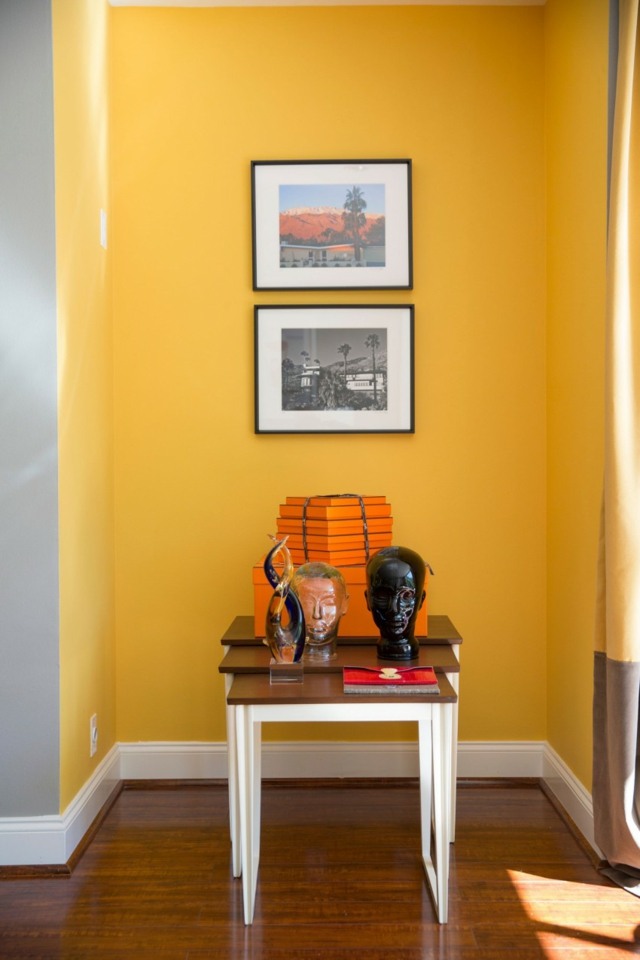 Deco-bord-gjort-av-massivt trä-gul-vägg-retro-stil-hus