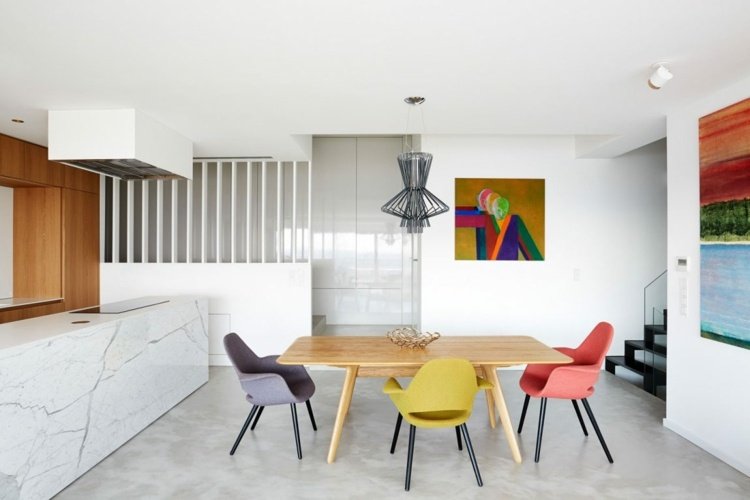 retro möbler-matsal-möbler-färgglada-färger-plast-stolar-marmor