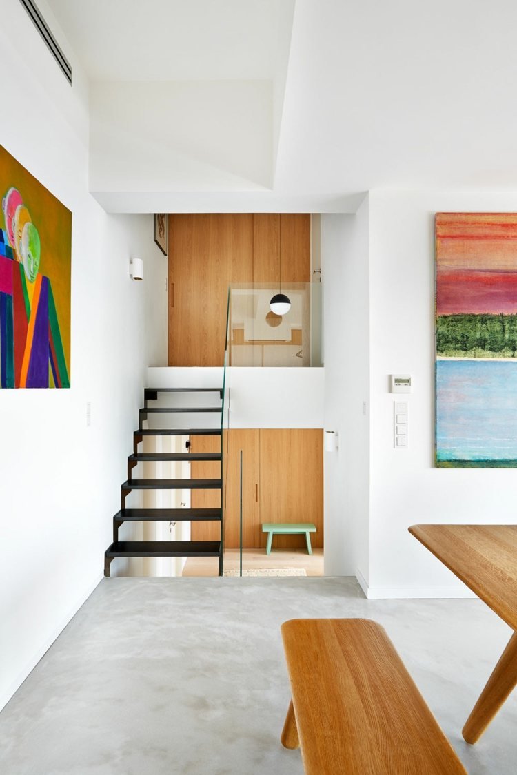 retro möbler trappor-väggmålningar-konst-grå-golv-vita-väggar