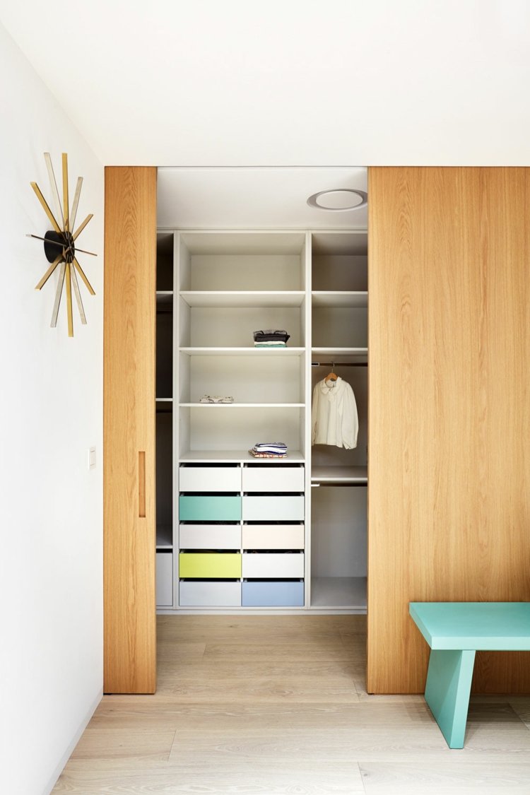 retro-möbler-walk-in-closet-hyllor-natur-material-möbler