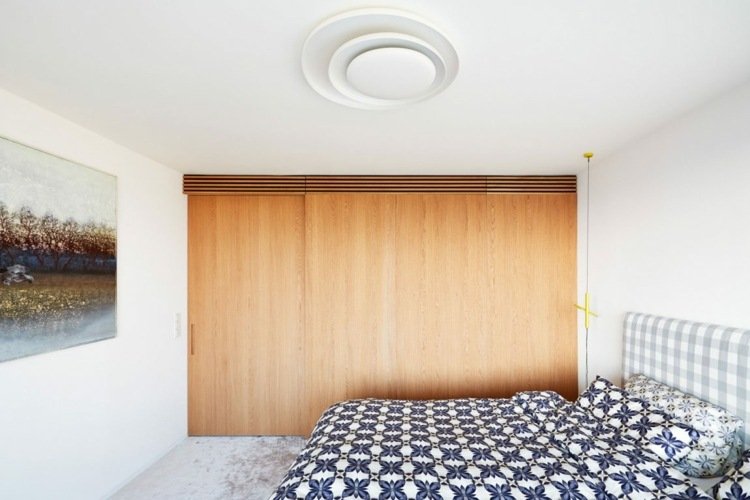 retro-inredning-sovrum-design-enkel-säng-vägg-dekoration-sänggavel-rutig