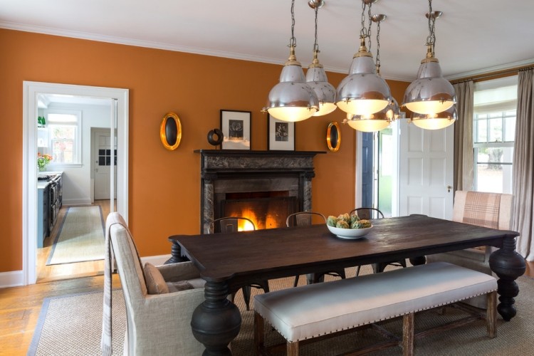 retro-industriella-lampor-matsal-orange-målade-väggar