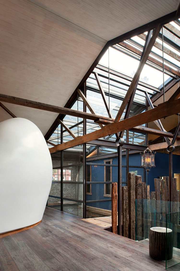 retro-look-industriell design-stål-balk-takfönster-moderna glasräcken