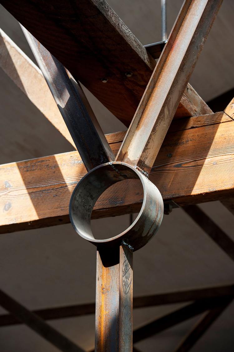 retro-look-industriell-design-detalj-stål-balk-trä-balk-loft