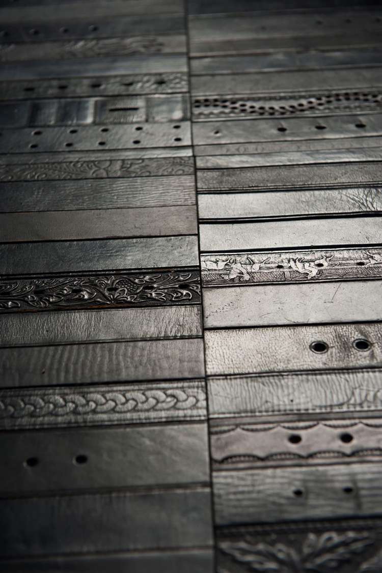 retro-look-industriell-design-läder-bälte-svart-golv