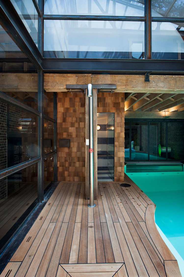 retro-look-industriell-design-pool-utomhus-dusch-träplankor