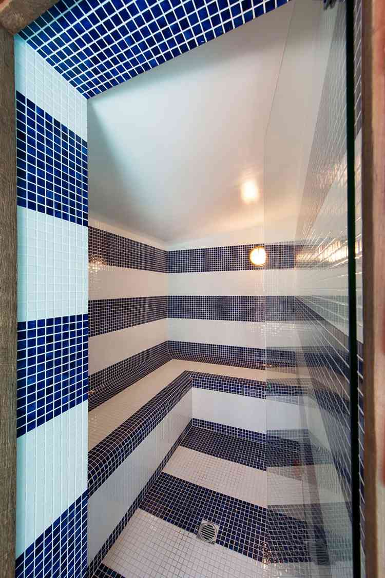 retro-look-ångbad-badrum-mosaik-kakel-vit-blå
