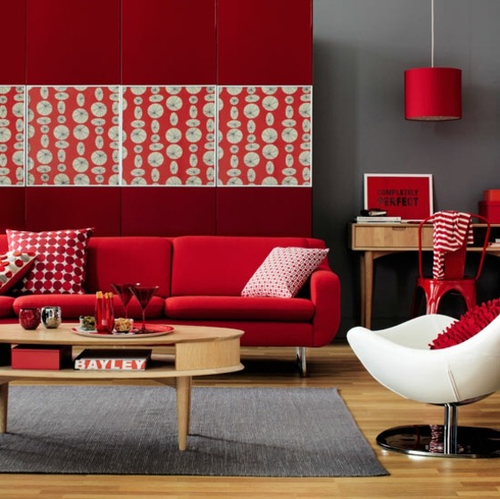 Röd-vägg-tema-läder-soffa-vintage-stil