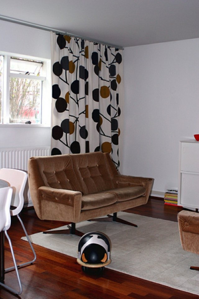 Klädda möbler-i-beige-med-gardin-retro-mönster