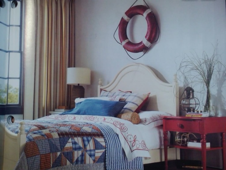 Livboj-dekoration-rum-säng-sängbord-rött-sänglinne-marin