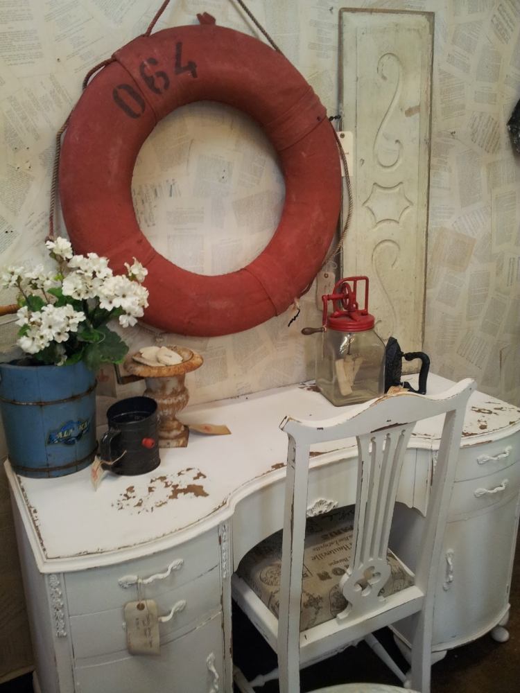 Livboj-dekoration-röd-rustik-byrå-toalettbord-vita-blommor-gammal-tappning