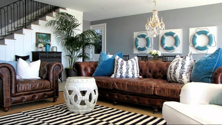 Livboj-dekoration-marin-blå-turkos-vit-läder-soffa-ljuskrona-palm-matta-ränder
