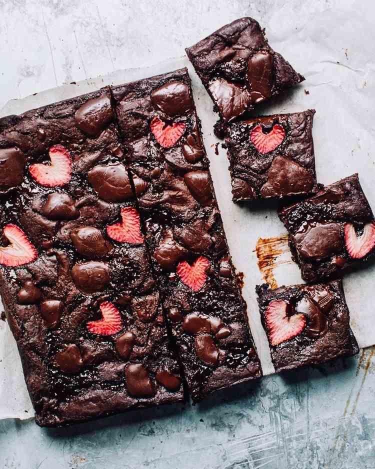 Jordgubbe Brownie Slice Recept med Strawberry Hearts