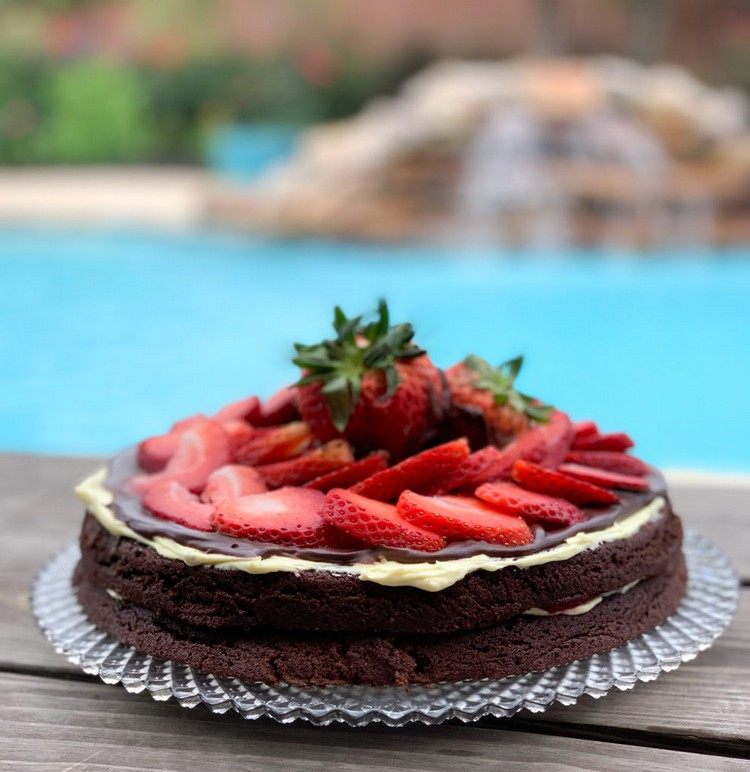 Jordgubbskaka med chokladganache och färska jordgubbar
