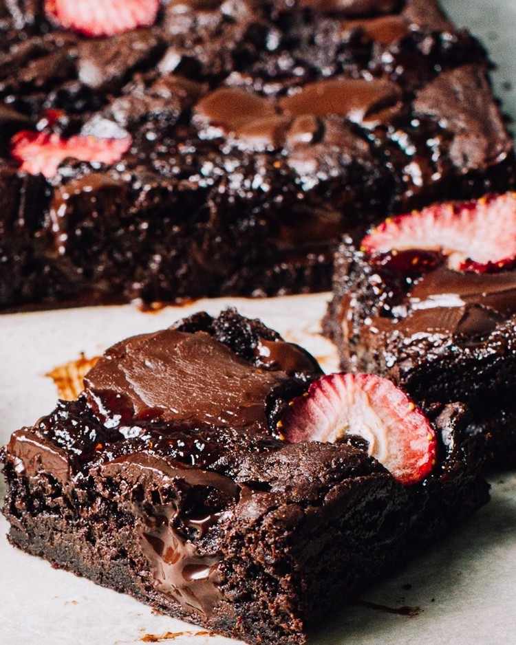 Browniesnitt med jordgubbar