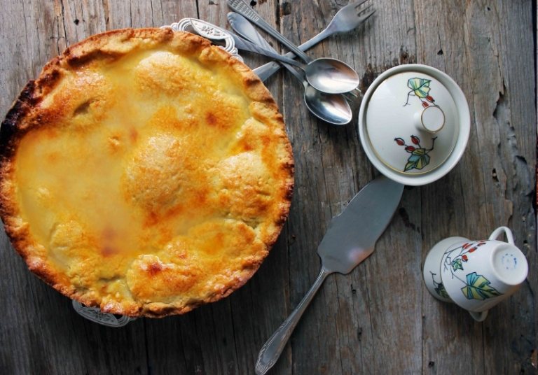 Recept-höst-dessert-päron-tårta-utsökt-servering-bestick-träbord