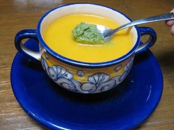 Pumpa-soppa-servering-blå-keramisk-kruka