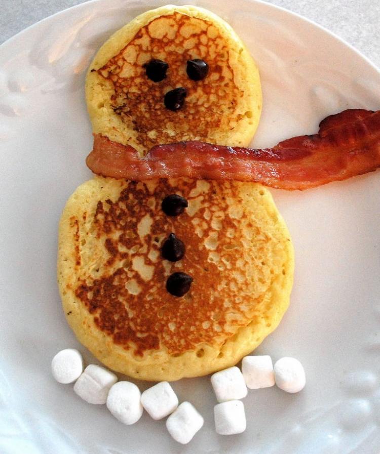 jul-frukost-idé-pannkaka-snögubbe