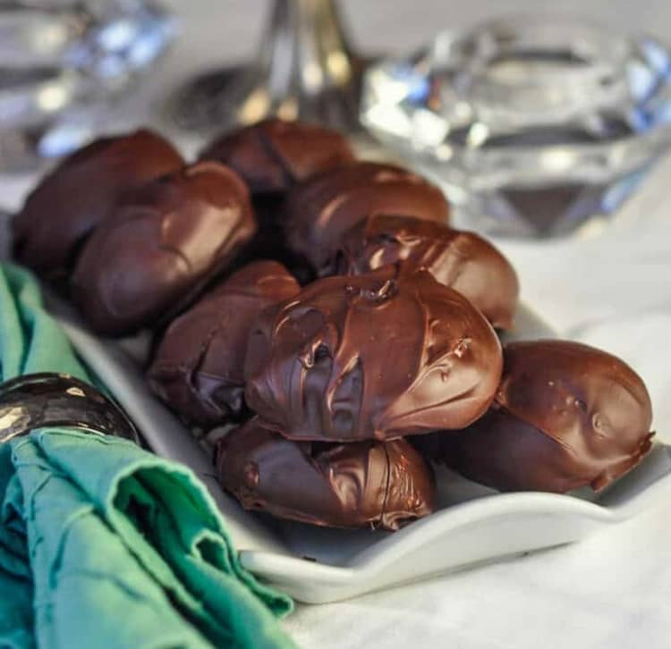 Chokladkakor med uttorkad kokos som kaka utan att baka till kaffe