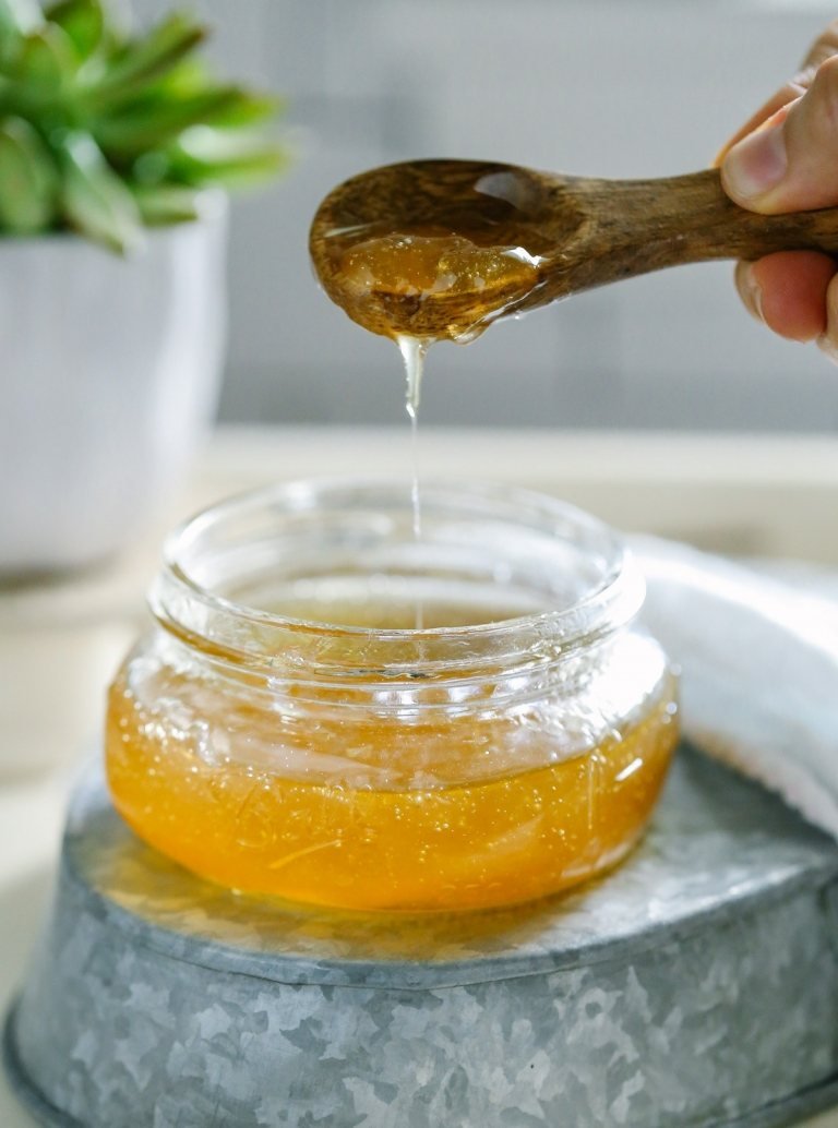 En hårgel av linfrö och honung vårdar och formar håret