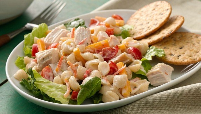 Förbered pasta grönsaker räkor själv idéer grön sallad