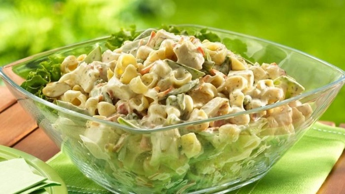 Recept med pastasallad serverar kalla nudlar majs kyckling