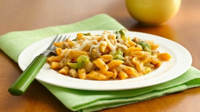 Pasta broccoli kyckling som serverar lunch