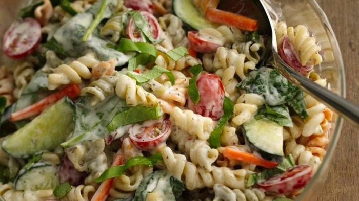 Pasta Grönsaker Tomat Gurka Lök Gräddsås