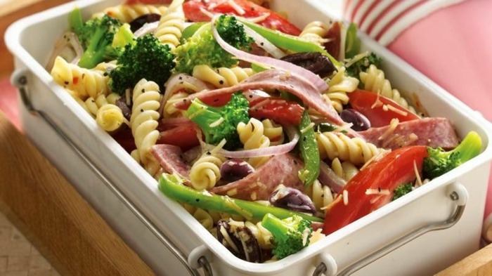 Matlagning recept pasta tomater broccoli lök middag