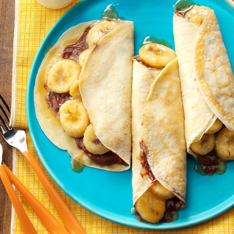 pannkaka-mjöl-tallrik-blå-gaffel-duk-nutella-choklad-banan-skivor-karamelliserad
