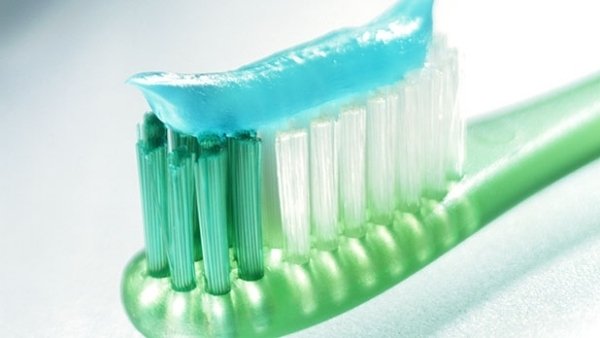Tandborste grön färsk tandkräm fluor gel munvård naturlig mynta