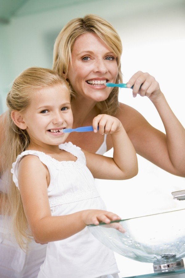 Mor och dotter borstar tänderna ordentligt med tips