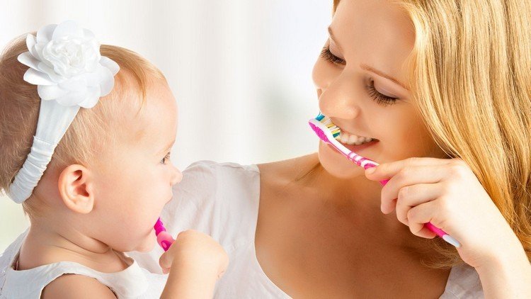 Borsta tänderna korrekt-mamma-barn-viktiga-steg