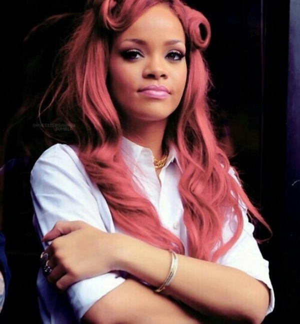 Rihanna-rosa-hår-långt