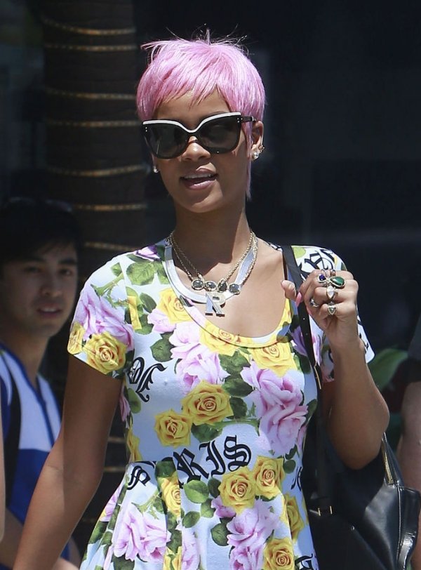 Rihanna -rosa- hår- promenader-vardaglig-elegant