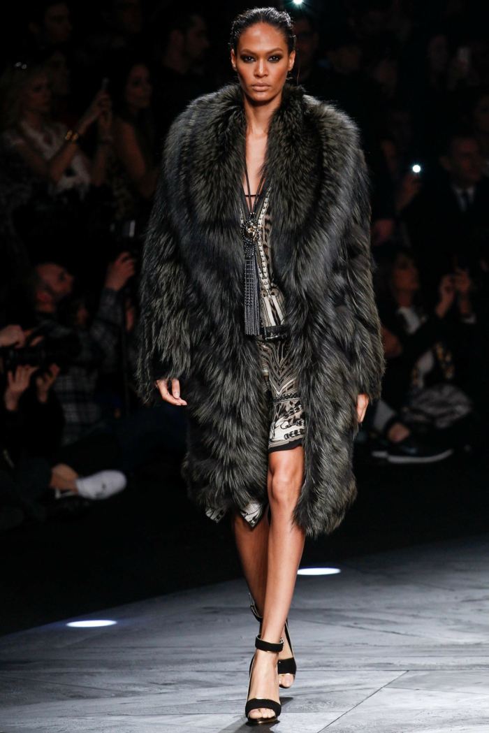 Coat-with-a-collar-made-of-fur