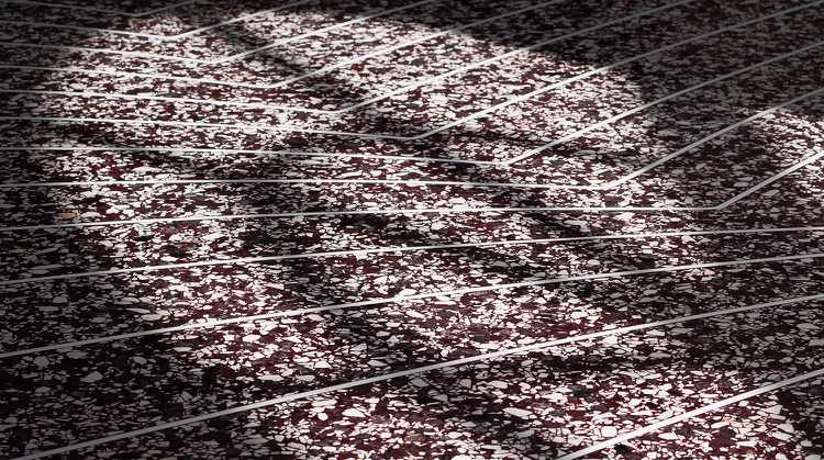 Terrazzo golv vita röda nyanser av geometriska linjer