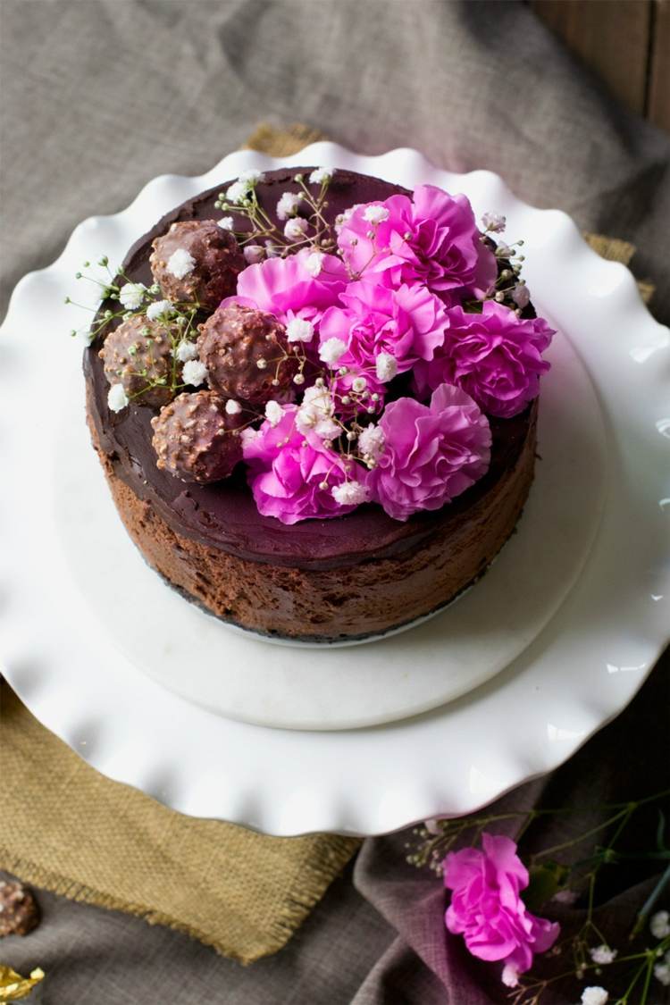 rocher-tårta-dekorera-blommor-rosa-utan-bakning
