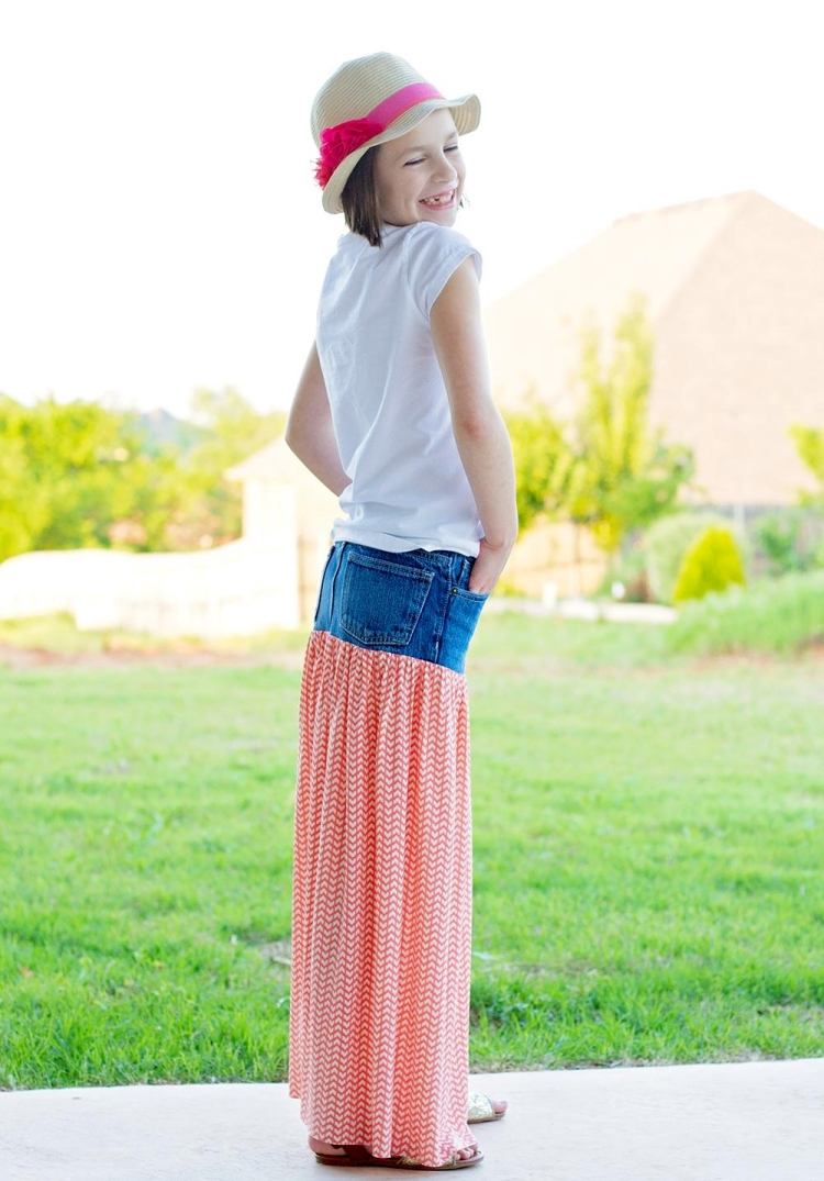 Sy en kjol av ett gammalt par jeans -maedchen-land-maxi-luftigt-sommar-mönster-röd-vit