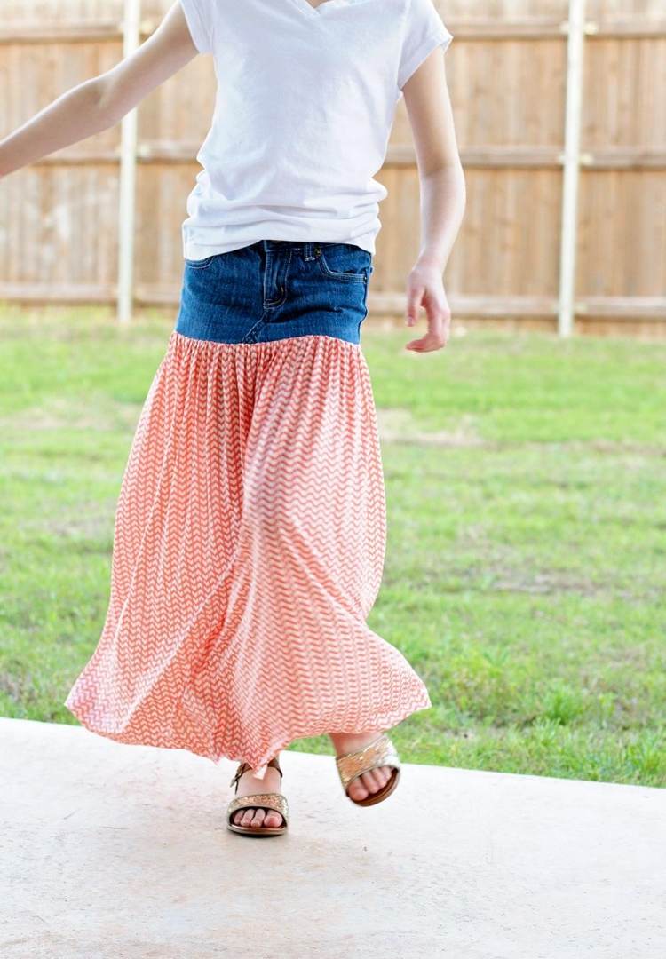 Sy en kjol av ett gammalt par jeans -diy-kond-denim-sommar-maxi-röd-vitmönstrade sandaler