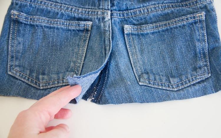Sy en kjol av ett gammalt par jeans-delar-denim-tillsammans-sy-samma-diy