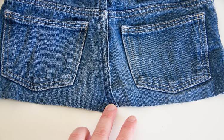 Sy en kjol av ett gammalt par jeans-sy-ihop-bak-sy-tyg-byxor-fickor-diy